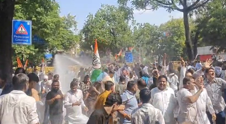 भोपाल में पैदल मार्च कर रहे कांग्रेस कार्यकर्ताओं पर वाटर कैनन का उपयोग भोपाल में पैदल मार्च कर रहे कांग्रेस कार्यकर्ताओं पर वाटर कैनन का उपयोग
