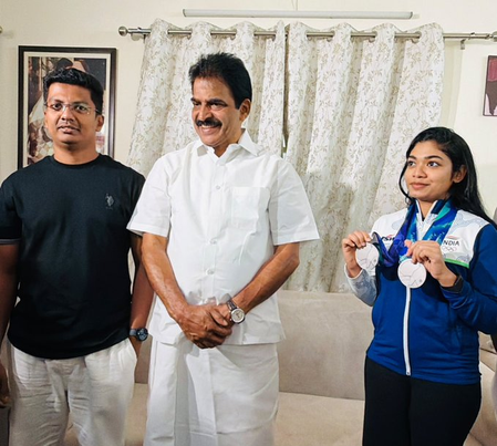 एशियाई खेलों में इतिहास रचने वाली केरल की पहली महिला निशानेबाज बनीं विदर्सा विनोद केसी वेणुगोपाल एशियाई खेलों में इतिहास रचने वाली केरल की पहली महिला निशानेबाज बनीं विदर्सा विनोद केसी वेणुगोपाल