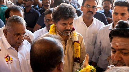 तमिलनाडु के मुख्यमंत्री विजय ने स्वर्ण वलय योजना के शुभारंभ के बाद मीनाक्षी मंदिर में प्रार्थना की तमिलनाडु के मुख्यमंत्री विजय ने स्वर्ण वलय योजना के शुभारंभ के बाद मीनाक्षी मंदिर में प्रार्थना की