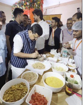 बंगाल पहुंचे नितिन नवीन, 56 सेकंड में खुद बनाई झालमुरी, फिर लिया चटपटा स्वाद बंगाल पहुंचे नितिन नवीन, 56 सेकंड में खुद बनाई झालमुरी, फिर लिया चटपटा स्वाद