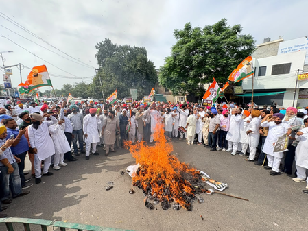 मुख्य चुनाव आयुक्त के इस्तीफे और गिरफ्तारी की मांग को लेकर पंजाब में कांग्रेस का प्रदर्शन मुख्य चुनाव आयुक्त के इस्तीफे और गिरफ्तारी की मांग को लेकर पंजाब में कांग्रेस का प्रदर्शन