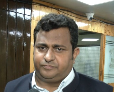 स्टेटहुड बहाली की मांग पर जम्मू कश्मीर विधानसभा में टकराव, मार्शलों ने 4 विधायकों को सदन से निकाला स्टेटहुड बहाली की मांग पर जम्मू कश्मीर विधानसभा में टकराव, मार्शलों ने 4 विधायकों को सदन से निकाला