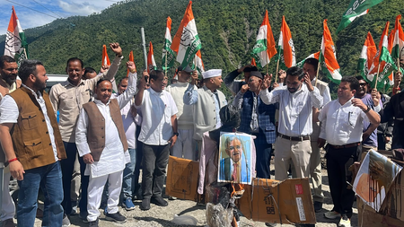 उत्तरकाशी चुनाव आयोग और केंद्र सरकार के खिलाफ कांग्रेस का प्रदर्शन, निष्पक्ष जांच की उठी मांग