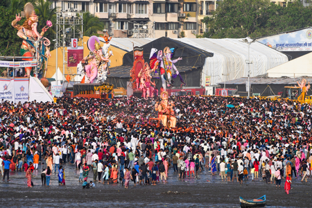 मुंबई में गणेश विसर्जन के दौरान चोर सक्रिय, भीड़ का फायदा उठाकर मोबाइल चोरी, 192 शिकायतें दर्ज, 18 गिरफ्तार मुंबई में गणेश विसर्जन के दौरान चोर सक्रिय, भीड़ का फायदा उठाकर मोबाइल चोरी, 192 शिकायतें दर्ज, 18 गिरफ्तार