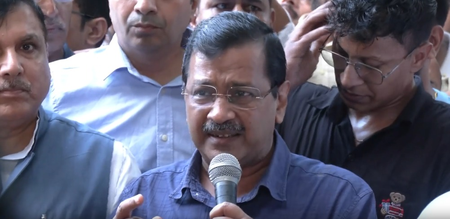 केजरीवाल के तिलक नगर दौरे के दौरान आप समर्थकों ने दिल्ली पुलिस के हेड कॉन्स्टेबल पर किया हमला केजरीवाल के तिलक नगर दौरे के दौरान आप समर्थकों ने दिल्ली पुलिस के हेड कॉन्स्टेबल पर किया हमला