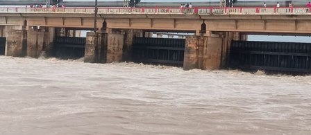 बिहार गंडक का जलस्तर 91.25 मीटर के नए रिकॉर्ड पर; तटबंधों पर भारी दबाव, तीन स्थानों पर क्षति बिहार गंडक का जलस्तर 91.25 मीटर के नए रिकॉर्ड पर; तटबंधों पर भारी दबाव, तीन स्थानों पर क्षति