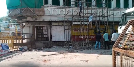मध्य प्रदेश  कड़ी सुरक्षा के बीच उज्जैन में मस्जिद का अवैध हिस्सा हटाने का काम दूसरे दिन भी जारी