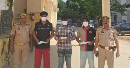 ग्रेटर नोएडा में अवैध हथियारों के साथ तीन गिरफ्तार, हिस्ट्रीशीटर के पास से पिस्टल और कारतूस बरामद ग्रेटर नोएडा में अवैध हथियारों के साथ तीन गिरफ्तार, हिस्ट्रीशीटर के पास से पिस्टल और कारतूस बरामद