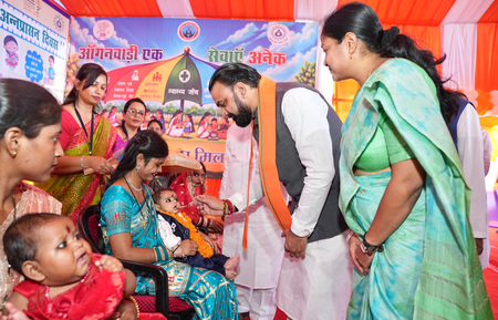 अन्नप्राशन कराकर सीएम सम्राट चौधरी ने दिया स्वस्थ बचपन का संदेश, आंगनबाड़ी सेवाओं को और सुदृढ़ करने पर जोर अन्नप्राशन कराकर सीएम सम्राट चौधरी ने दिया स्वस्थ बचपन का संदेश, आंगनबाड़ी सेवाओं को और सुदृढ़ करने पर जोर