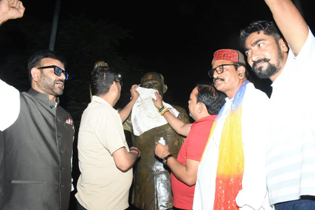 रांची में डॉ श्यामा प्रसाद मुखर्जी की प्रतिमा पर कालिख पोतने के मामले में 17 वर्षीय किशोर पकड़ा गया रांची में डॉ श्यामा प्रसाद मुखर्जी की प्रतिमा पर कालिख पोतने के मामले में 17 वर्षीय किशोर पकड़ा गया