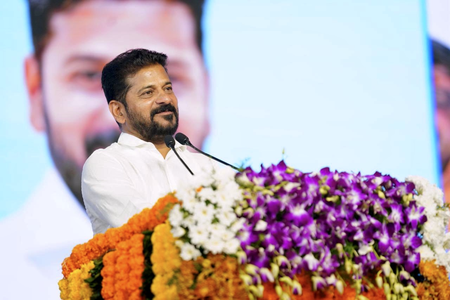 तेलंगाना की सिंचाई परियोजनाओं को मंजूरी दिलाने के लिए सीआर पाटिल से मिले रेवंत रेड्डी