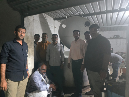 गुजरात में मिलावटी दूध बनाने वाली संदिग्ध इकाई पर मारा छापा, 1,200 लीटर दूध किया नष्ट