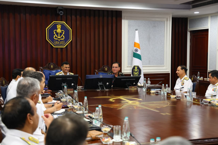 नौसेना कमांडर्स कॉन्फ्रेंस में टेक्नोलॉजी पर फोकस, नौसेना प्रमुख संग आर्मी चीफ और सीडीएस रहे मौजूद नौसेना कमांडर्स कॉन्फ्रेंस में टेक्नोलॉजी पर फोकस, नौसेना प्रमुख संग आर्मी चीफ और सीडीएस रहे मौजूद