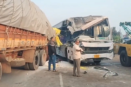 कर्नाटक के चित्रदुर्ग में सरकारी बस की लॉरी से टक्कर; ड्राइवर समेत दो की मौत, 6 घायल कर्नाटक के चित्रदुर्ग में सरकारी बस की लॉरी से टक्कर; ड्राइवर समेत दो की मौत, 6 घायल