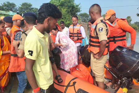 बिहार सारण में तटबंध क्षतिग्रस्त होने के बाद कई इलाके बाढ़ की चपेट में, एनएच तक पहुंचा पानी बिहार सारण में तटबंध क्षतिग्रस्त होने के बाद कई इलाके बाढ़ की चपेट में, एनएच तक पहुंचा पानी