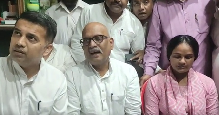 गोरखपुर में जलभराव से हाहाकार, कांग्रेस अध्यक्ष अजय राय ने यूपी सरकार पर साधा निशाना गोरखपुर में जलभराव से हाहाकार, कांग्रेस अध्यक्ष अजय राय ने यूपी सरकार पर साधा निशाना