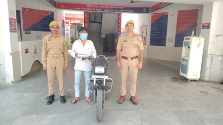 नोएडा में चोरी और मोबाइल स्नेचिंग करने वाले आरोपी को पुलिस ने किया गिरफ्तार नोएडा में चोरी और मोबाइल स्नेचिंग करने वाले आरोपी को पुलिस ने किया गिरफ्तार
