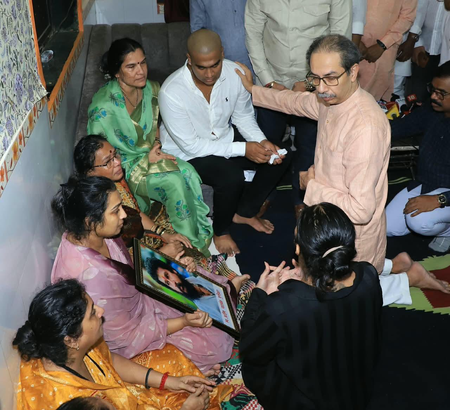 ठाणे में प्रदीप पूर्णेकर की हत्या के बाद परिवार से मिले उद्धव ठाकरे, आदित्य ने कानून व्यवस्था पर उठाए सवाल ठाणे में प्रदीप पूर्णेकर की हत्या के बाद परिवार से मिले उद्धव ठाकरे, आदित्य ने कानून व्यवस्था पर उठाए सवाल