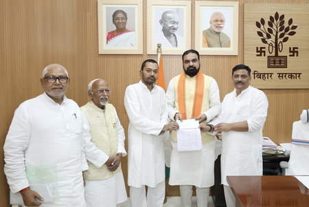 बिहार बाढ़ पीड़ितों के लिए जदयू विधायकों ने दिया एक-एक महीने का वेतन, राहत कोष में 17.19 लाख रुपए जमा बिहार बाढ़ पीड़ितों के लिए जदयू विधायकों ने दिया एक-एक महीने का वेतन, राहत कोष में 17.19 लाख रुपए जमा