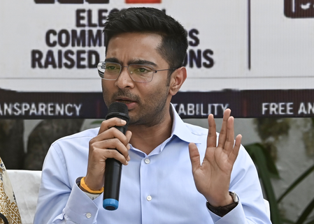 अभिषेक बनर्जी को कोलकाता पुलिस ने फिर भेजा नोटिस, सोमवार को पूछताछ के लिए बुलाया अभिषेक बनर्जी को कोलकाता पुलिस ने फिर भेजा नोटिस, सोमवार को पूछताछ के लिए बुलाया