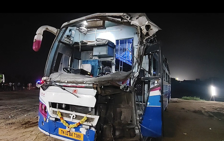 तमिलनाडु कल्लाकुरिची में उलुंदुरपेट के पास दो लग्जरी बसों के बीच टक्कर, 10 से अधिक यात्री घायल तमिलनाडु कल्लाकुरिची में उलुंदुरपेट के पास दो लग्जरी बसों के बीच टक्कर, 10 से अधिक यात्री घायल