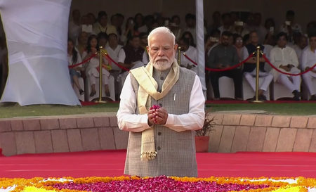 महात्मा गांधी के विचारों ने पूरी दुनिया को प्रेरित किया, पीएम मोदी ने राजघाट जाकर बापू को पुष्पांजलि अर्पित की महात्मा गांधी के विचारों ने पूरी दुनिया को प्रेरित किया, पीएम मोदी ने राजघाट जाकर बापू को पुष्पांजलि अर्पित की