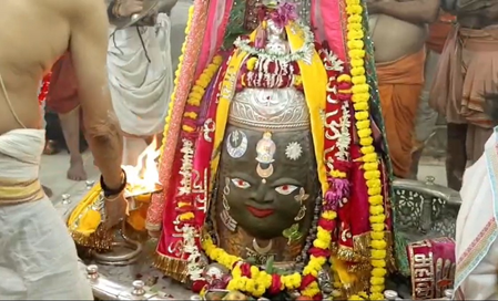 बाबा महाकाल का भांग, चंदन और भस्म से भव्य शृंगार; रजत चंद्र-त्रिशूल और मुकुट धारण कर भक्तों को दिए दर्शन बाबा महाकाल का भांग, चंदन और भस्म से भव्य शृंगार; रजत चंद्र-त्रिशूल और मुकुट धारण कर भक्तों को दिए दर्शन