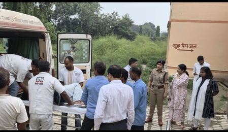 अंबेडकर नगर में भीषण सड़क हादसाः वोल्वो बस और ट्रेलर की टक्कर में 4 यात्रियों की मौत, 3 घायल अंबेडकर नगर में भीषण सड़क हादसाः वोल्वो बस और ट्रेलर की टक्कर में 4 यात्रियों की मौत, 3 घायल