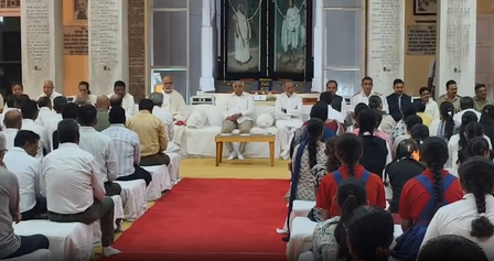 महात्मा गांधी की जयंती पर पोरबंदर के कीर्तिमंदिर में सर्वधर्म प्रार्थना सभा, सीएम भूपेंद्र पटेल ने दी श्रद्धांजलि महात्मा गांधी की जयंती पर पोरबंदर के कीर्तिमंदिर में सर्वधर्म प्रार्थना सभा, सीएम भूपेंद्र पटेल ने दी श्रद्धांजलि