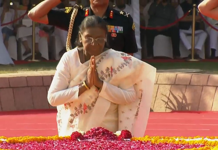 गांधी जयंती पर राष्ट्रपति व उपराष्ट्रपति ने पुष्पांजलि अर्पित की, पूर्व पीएम लाल बहादुर को किया नमन गांधी जयंती पर राष्ट्रपति व उपराष्ट्रपति ने पुष्पांजलि अर्पित की, पूर्व पीएम लाल बहादुर को किया नमन