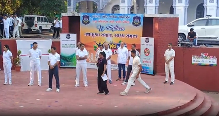 महात्मा गांधी की जयंती पर गुजरात पुलिस ने दिया नशा मुक्त समाज का संदेश, अहमदाबाद और वडोदरा में वॉकथॉन का आयोजन महात्मा गांधी की जयंती पर गुजरात पुलिस ने दिया नशा मुक्त समाज का संदेश, अहमदाबाद और वडोदरा में वॉकथॉन का आयोजन