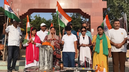 कैप्टन स्मित के लिए दशाश्वमेध घाट पर विशेष आरती, लोगों ने की जल्द स्वस्थ होने की कामना कैप्टन स्मित के लिए दशाश्वमेध घाट पर विशेष आरती, लोगों ने की जल्द स्वस्थ होने की कामना