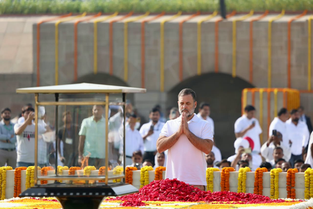 सत्य, अहिंसा और निर्भयता, यही बापू की सबसे बड़ी विरासत, गांधी जयंती पर राहुल गांधी ने दी श्रद्धांजलि सत्य, अहिंसा और निर्भयता, यही बापू की सबसे बड़ी विरासत, गांधी जयंती पर राहुल गांधी ने दी श्रद्धांजलि