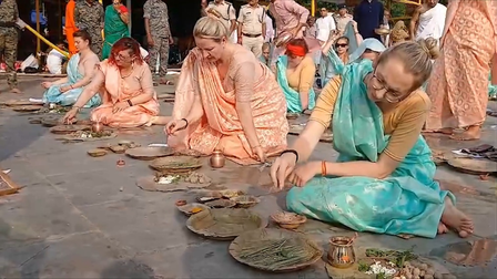 गया जी के देवघाट पर विदेशी तीर्थयात्रियों ने किया पिंडदान, पितरों की मोक्ष की कामना गया जी के देवघाट पर विदेशी तीर्थयात्रियों ने किया पिंडदान, पितरों की मोक्ष की कामना