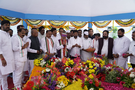 तेलंगाना के राज्यपाल और मुख्यमंत्री ने बापू घाट पर महात्मा गांधी को दी श्रद्धांजलि, डिजिटल म्यूजियम का किया उद्घाटन तेलंगाना के राज्यपाल और मुख्यमंत्री ने बापू घाट पर महात्मा गांधी को दी श्रद्धांजलि, डिजिटल म्यूजियम का किया उद्घाटन