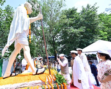 राज्यपाल और सीएम हेमंत ने महात्मा गांधी-लाल बहादुर शास्त्री को किया नमन, बापू वाटिका पहुंचकर दी श्रद्धांजलि राज्यपाल और सीएम हेमंत ने महात्मा गांधी-लाल बहादुर शास्त्री को किया नमन, बापू वाटिका पहुंचकर दी श्रद्धांजलि