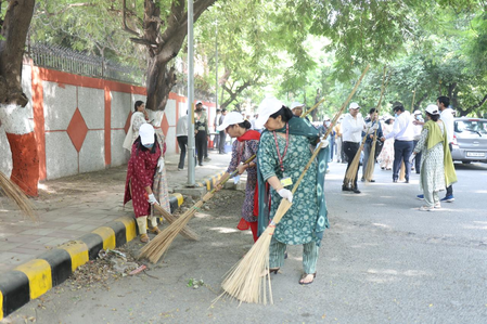 दिल्ली में छात्रों ने लिया स्वच्छता का संकल्प, पीएम श्री स्कूल में श्रमदान दिल्ली में छात्रों ने लिया स्वच्छता का संकल्प, पीएम श्री स्कूल में श्रमदान