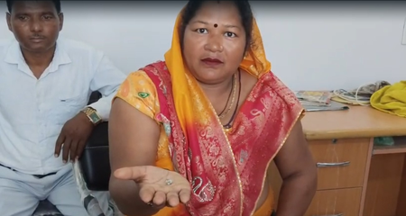 उत्तर प्रदेश पन्ना की खदान में एक महिला को 10 लाख रुपए की कीमत वाले चार हीरे मिले उत्तर प्रदेश पन्ना की खदान में एक महिला को 10 लाख रुपए की कीमत वाले चार हीरे मिले