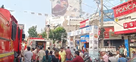 बिहार पटना के चांदनी बाजार में बिजली के सामान के गोदाम में आग लगी बिहार पटना के चांदनी बाजार में बिजली के सामान के गोदाम में आग लगी