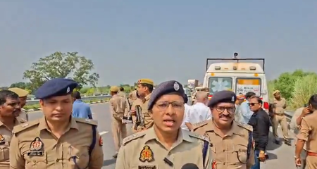 उत्तर प्रदेश सुल्तानपुर में पूर्वांचल एक्सप्रेसवे पर खड़े ट्रक से टकराई एंबुलेंस, चार लोगों की मौत उत्तर प्रदेश सुल्तानपुर में पूर्वांचल एक्सप्रेसवे पर खड़े ट्रक से टकराई एंबुलेंस, चार लोगों की मौत