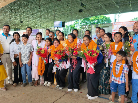 एशियन गेम्स में स्वर्ण पदक लेकर लौटीं झारखंड की बेटियां, ढोल-नगाड़ों और जयघोष से गूंजा रांची एयरपोर्ट एशियन गेम्स में स्वर्ण पदक लेकर लौटीं झारखंड की बेटियां, ढोल-नगाड़ों और जयघोष से गूंजा रांची एयरपोर्ट