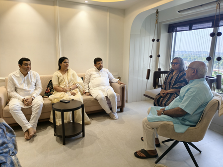 मुंबई की महापौर रितू तावड़े ने कैप्टन स्मित मच्छार के परिवार से की मुलाकात मुंबई की महापौर रितू तावड़े ने कैप्टन स्मित मच्छार के परिवार से की मुलाकात