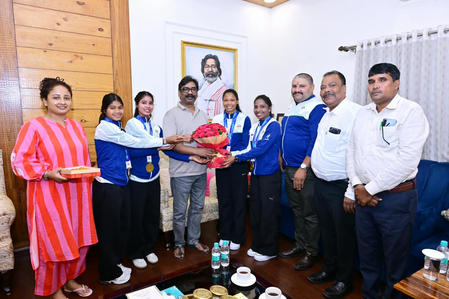 एशियन गेम्स की स्वर्ण विजेता झारखंड की हॉकी खिलाड़ियों से मिले सीएम हेमंत सोरेन, किया सम्मानित एशियन गेम्स की स्वर्ण विजेता झारखंड की हॉकी खिलाड़ियों से मिले सीएम हेमंत सोरेन, किया सम्मानित