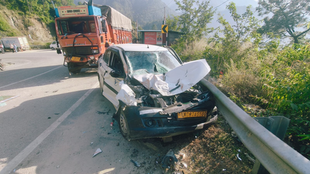 उत्तराखंड चमोली में सड़क हादसा, बेकाबू ट्रक ने बस और कार को मारी टक्कर