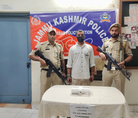 जम्मू में पिस्तौल के साथ युवक गिरफ्तार, जांच में जुटी पुलिस जम्मू में पिस्तौल के साथ युवक गिरफ्तार, जांच में जुटी पुलिस
