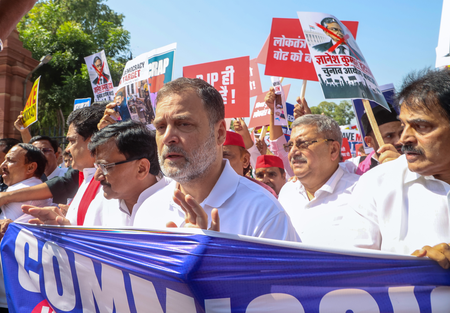 राहुल गांधी की मुलाकात तय नहीं थी, शाम 4 बजे पुलिस से मिली जानकारी चुनाव आयोग राहुल गांधी की मुलाकात तय नहीं थी, शाम 4 बजे पुलिस से मिली जानकारी चुनाव आयोग