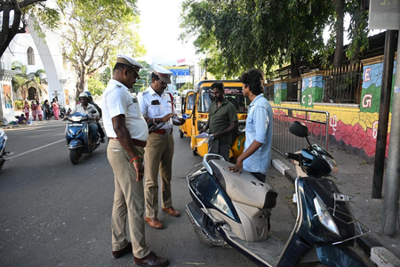 तमिलनाडु खतरनाक स्टंट के खिलाफ कार्रवाई, पुलिस ने 2,000 दोपहिया वाहन की जब्त तमिलनाडु खतरनाक स्टंट के खिलाफ कार्रवाई, पुलिस ने 2,000 दोपहिया वाहन की जब्त