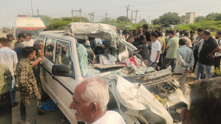 गुजरात के भावनगर में खड़ी ट्रेलर गाड़ी से एसयूवी की टक्कर, सात लोगों की मौत गुजरात के भावनगर में खड़ी ट्रेलर गाड़ी से एसयूवी की टक्कर, सात लोगों की मौत