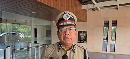 अहमदाबाद में एक माह के बच्चे को अगवा कर 10 लाख में बेचने की कोशिश, जेप्टो के तीन कर्मचारी समेत चार पर कार्रवाई अहमदाबाद में एक माह के बच्चे को अगवा कर 10 लाख में बेचने की कोशिश, जेप्टो के तीन कर्मचारी समेत चार पर कार्रवाई