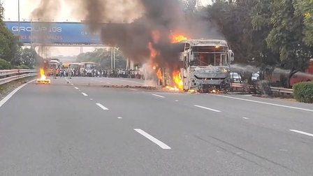 नोएडा बस में लगी भीषण आग, करीब 30 यात्री थे सवार, सभी सुरक्षित नोएडा बस में लगी भीषण आग, करीब 30 यात्री थे सवार, सभी सुरक्षित